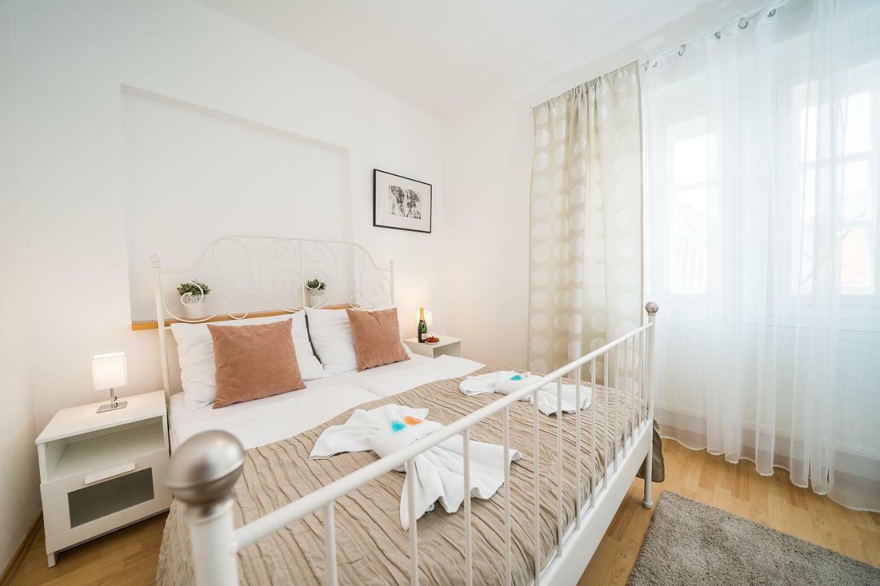 Apartments Pushkin Прага Екстериор снимка